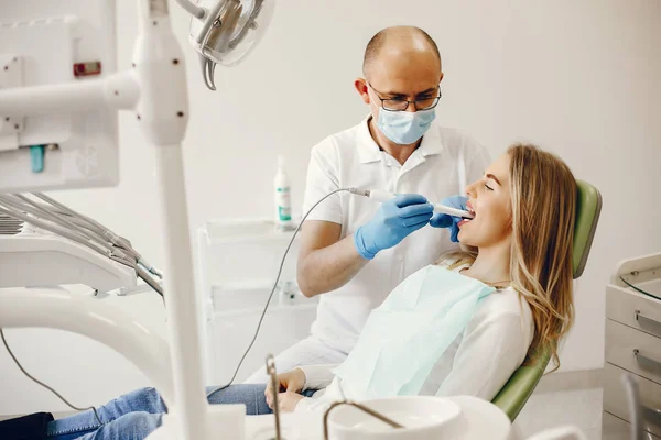 Hermosa chica sentada en el consultorio de dentistas — Foto de Stock