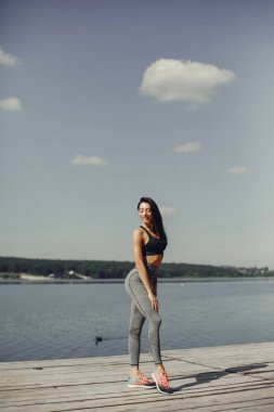 Yaz parkında güzel bir spor kızı