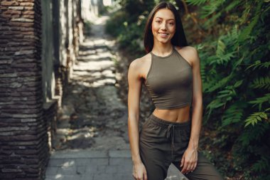 Sevimli kız bir yaz parkında dinlenmek var