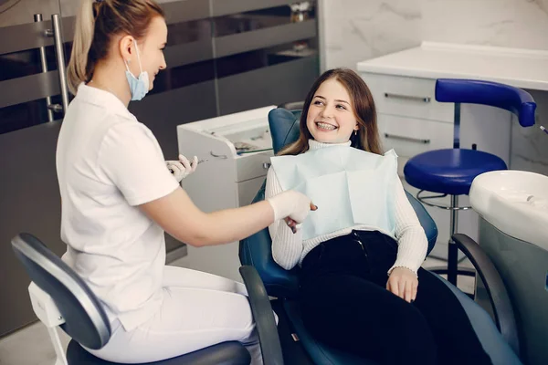Krásná dívka sedí v ordinaci zubaře — Stock fotografie