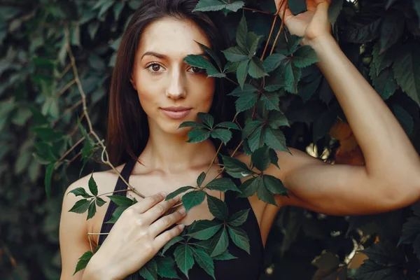 Roztomilá dívka Odpočívej v letním parku — Stock fotografie