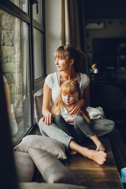 Anne ve kızı evde.