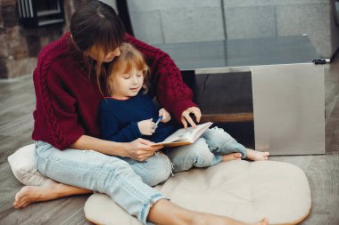 Anne ve kızı evde.