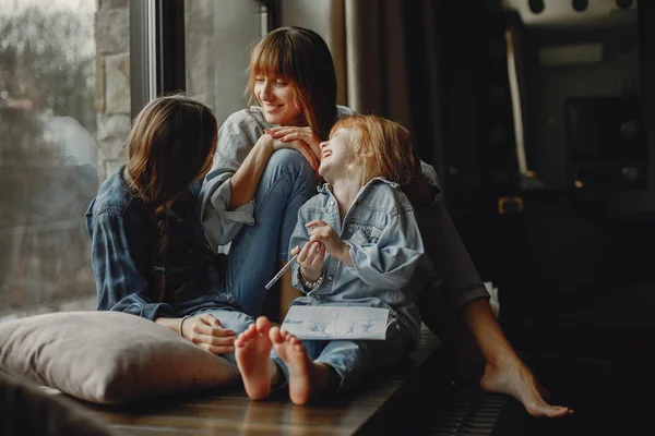 Moeder met dochters thuis — Stockfoto