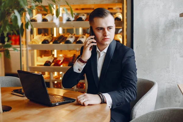 Homem de negócios elegante que trabalha em um café — Fotografia de Stock