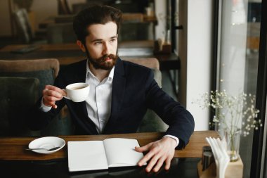 Ofiste çalışan şık bir işadamı.