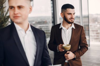 Tabletle çalışan iki iş adamı