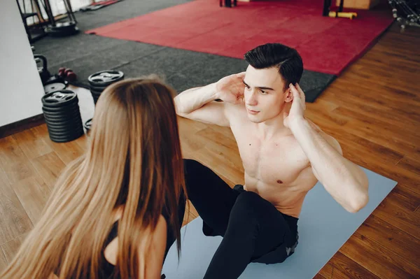 Sport koppel in een ochtend Gym — Stockfoto