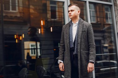 Bir şehirde çalışan şık işadamı