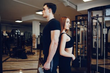 Bir sabah spor salonunda spor çift