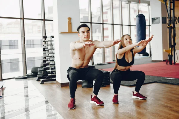 Couple sportif dans une salle de gym du matin — Photo