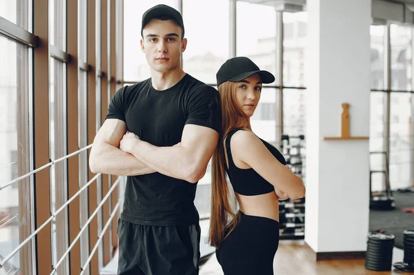 Pareja deportiva en un gimnasio matutino — Foto de Stock