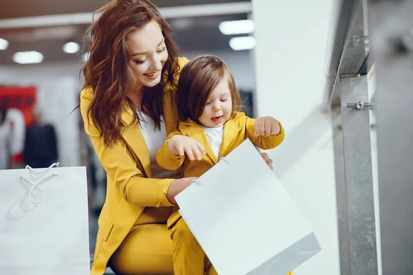 Moeder en dochter met boodschappentas — Stockfoto