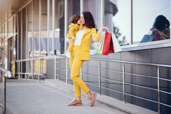 Mãe e filha com saco de compras em uma cidade — Fotografia de Stock