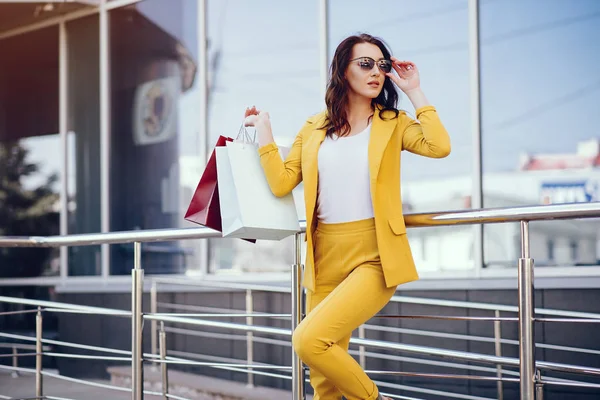 Roztomilá dívka s nákupní taškou ve městě — Stock fotografie