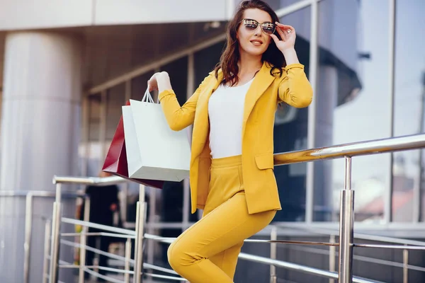 Şehirde alışveriş çantası olan tatlı bir kız.