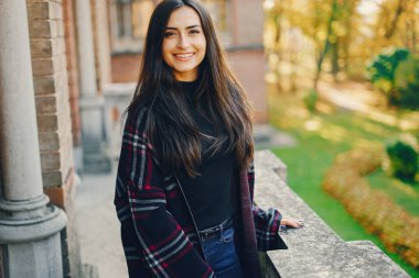 Şık bir kız şehirde yürüyor