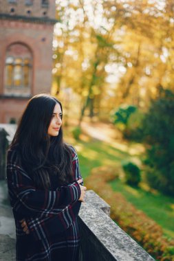 Şık bir kız şehirde yürüyor