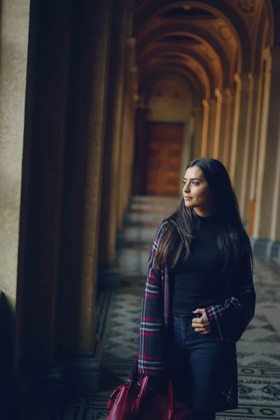 Stylish girl walking through the city — Stock Photo, Image