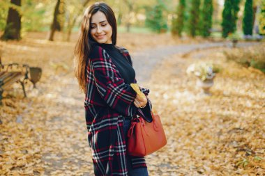 Şık bir kız şehirde yürüyor