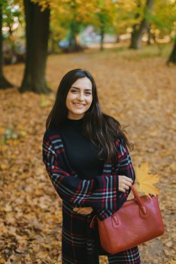 Şık bir kız şehirde yürüyor