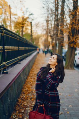 Şık bir kız şehirde yürüyor