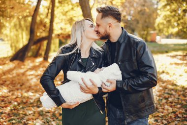 Bir sonbahar parkında kızı ile aile