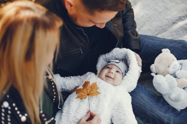 Bir sonbahar parkında kızı ile aile