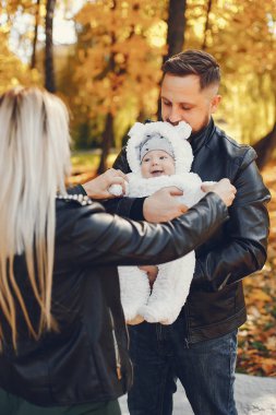 Bir sonbahar parkında kızı ile aile