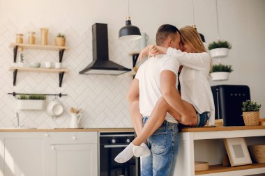 Güzel bir çift mutfakta vakit geçirir.