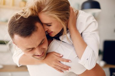 Güzel bir çift mutfakta vakit geçirir.