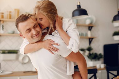 Güzel bir çift mutfakta vakit geçirir.