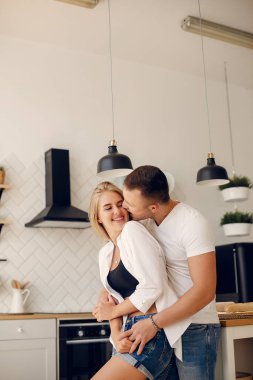 Güzel bir çift mutfakta vakit geçirir.