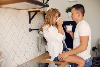 Güzel bir çift mutfakta vakit geçirir.