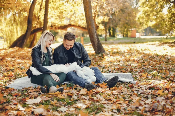 Rodzina z córką w jesiennym parku — Zdjęcie stockowe
