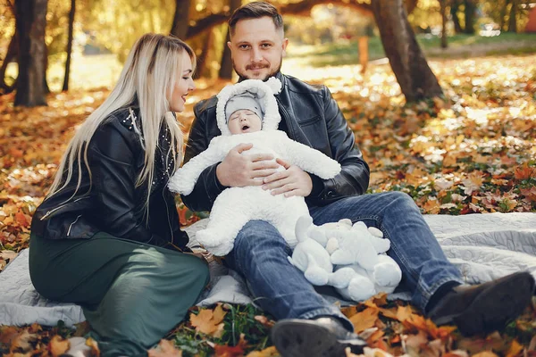 Familie cu fiica într-un parc de toamnă — Fotografie, imagine de stoc