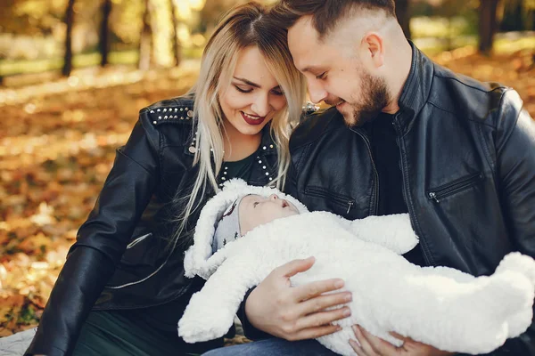 Familie mit Tochter im Herbstpark — Stockfoto