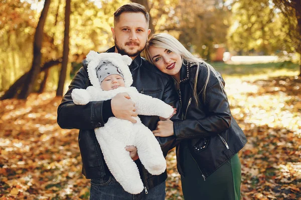 Familie mit Tochter im Herbstpark — Stockfoto