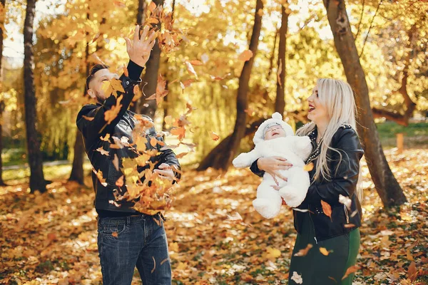 Familie met dochter in een herfst Park — Stockfoto