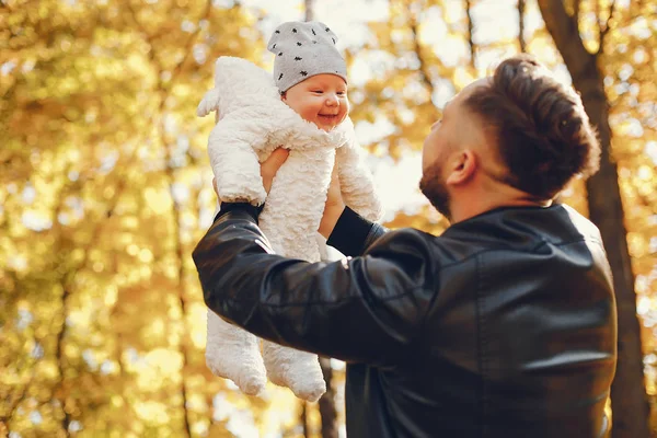 가을 공원에서 노는 귀여운 가족 — 스톡 사진
