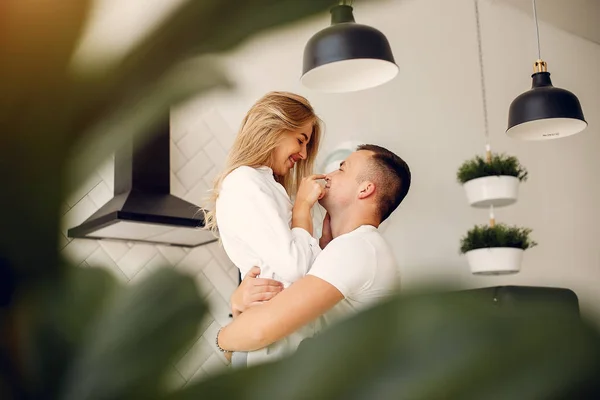 Vackra par spenderar tid i ett kök — Stockfoto