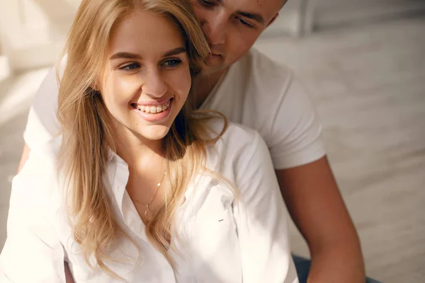 Hermosa pareja pasar tiempo en una cocina —  Fotos de Stock