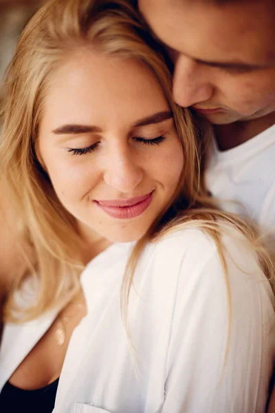 Mooi stel brengen tijd door in een keuken — Stockfoto