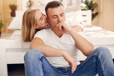 Güzel bir çift tuvalette vakit geçirir.