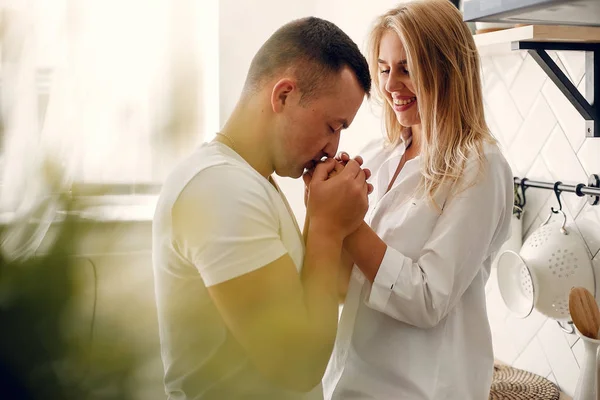 Beautiful couple spend time in a kitchen — Stock Photo, Image