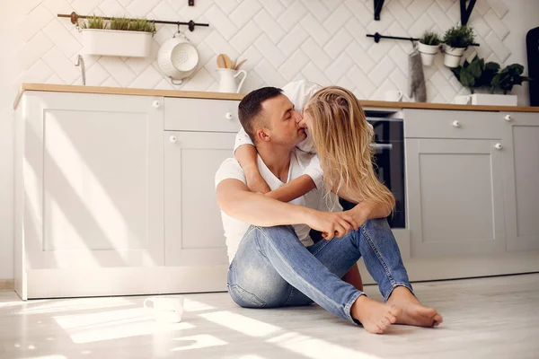 Beautiful couple spend time in a kitchen — Stock Photo, Image