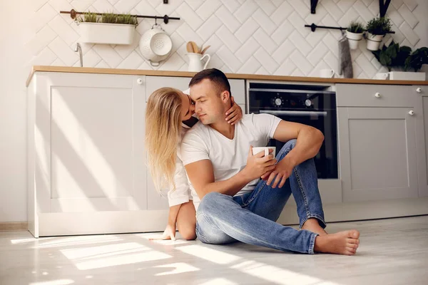 Mooi stel brengen tijd door in een keuken — Stockfoto