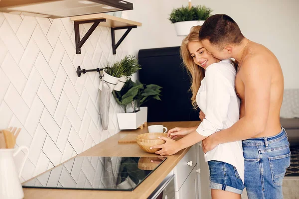 Belo casal passar tempo em uma cozinha — Fotografia de Stock