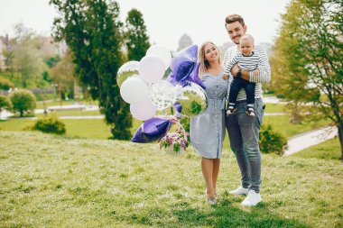 bir parkta güzel ailesi