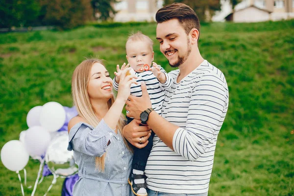 Família bonita em um parque — Fotografia de Stock